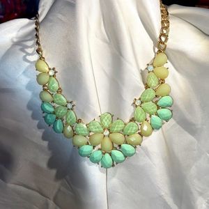 Beautiful goldtone necklace